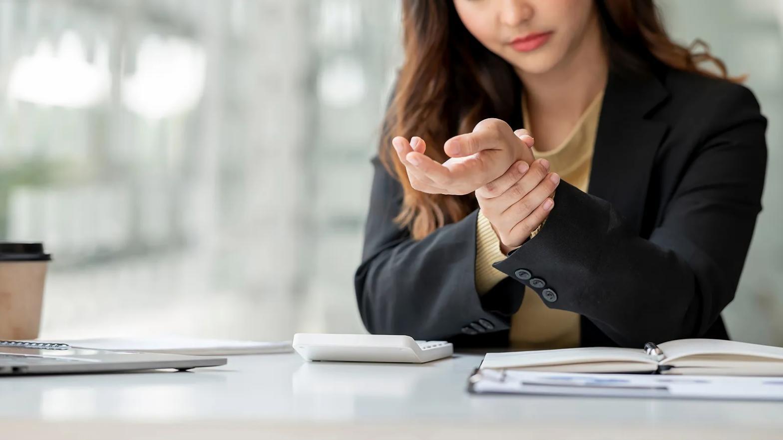 Работа команды над практическими задачами во время групповой сессии