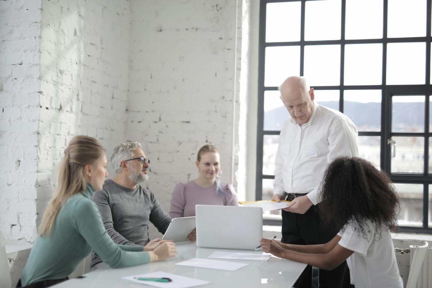 Современное рабочее пространство для командных встреч